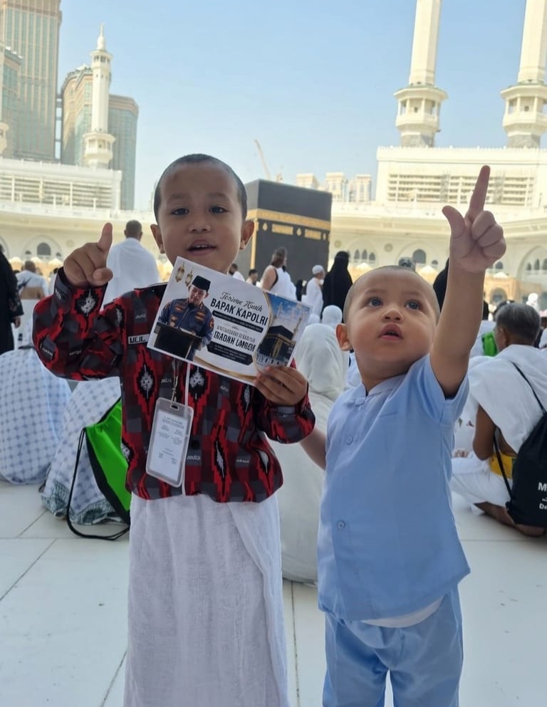 Kado Ultah Tak Ternilai dari Kapolri: Duo Bocah “Presisi” Asal Bogor Diberangkatkan Umrah Gratis ke Tanah Suci