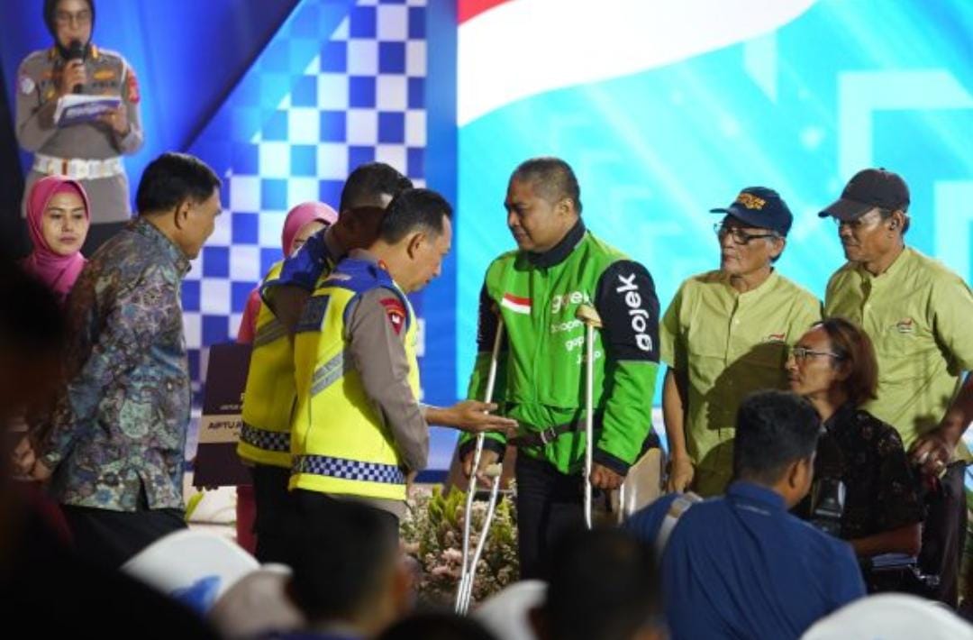 Kisah Haru 2 Ojol Korban Kecelakaan, Korlantas Polri Beri Kaki Palsu dan Kursi Roda