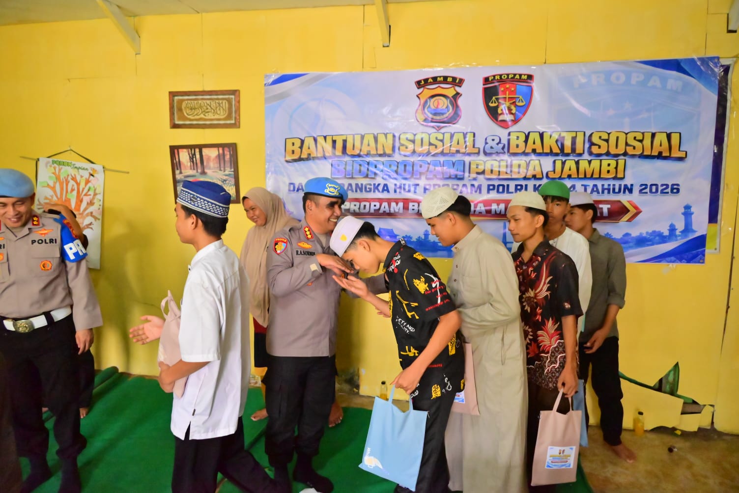 HUT Propam Polri ke-24, Bid Propam Polda Jambi Gelar Bakti Sosial di Panti Asuhan dan Berbagi dengan Pengguna Jalan