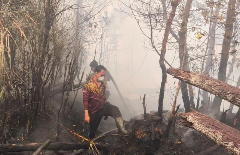 Tak Kenal Lelah, Perjuangan Personel Polda Kalteng Padamkan Api di Tengah Kepulan Asap