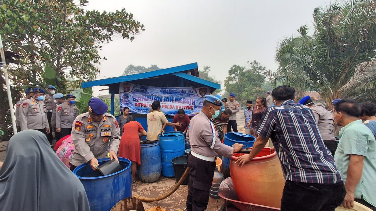 Wadirpolairud Polda Kalteng Bagikan Air Bersih kepada Masyarakat Yang Terdampak Karhutla