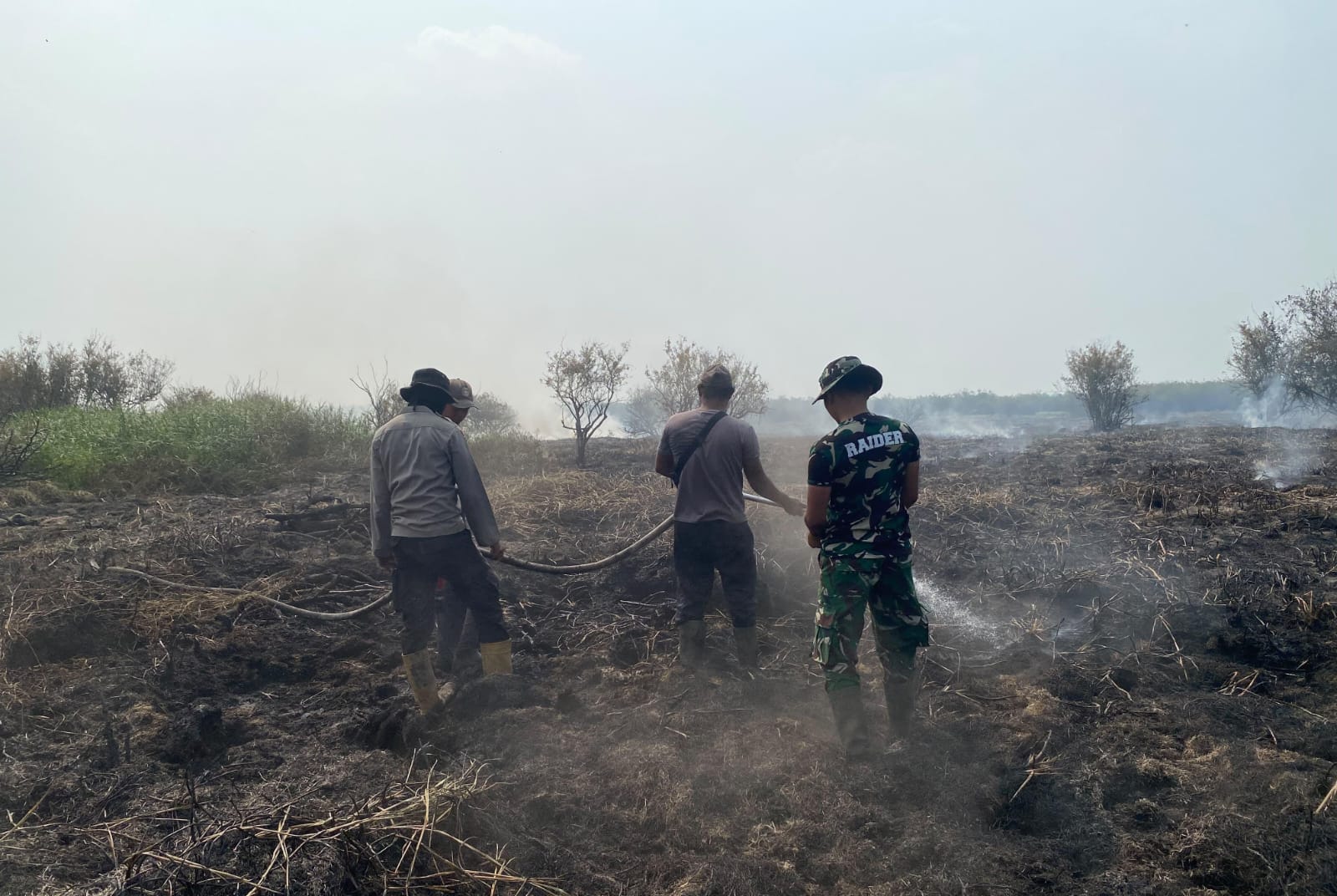 Tim Gabungan Lakukan Pendinginan Karhutla di Desa Rantau Panjang, Muaro Jambi