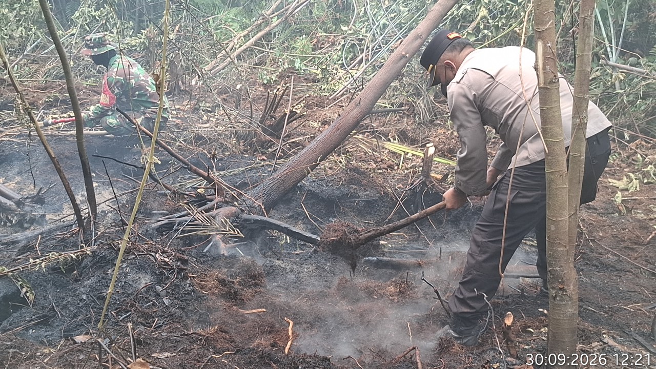 Polsek Mendahara Ulu Bersama Tim Gabungan Padamkan Karhutla di Area SUTET Pematang Rahim