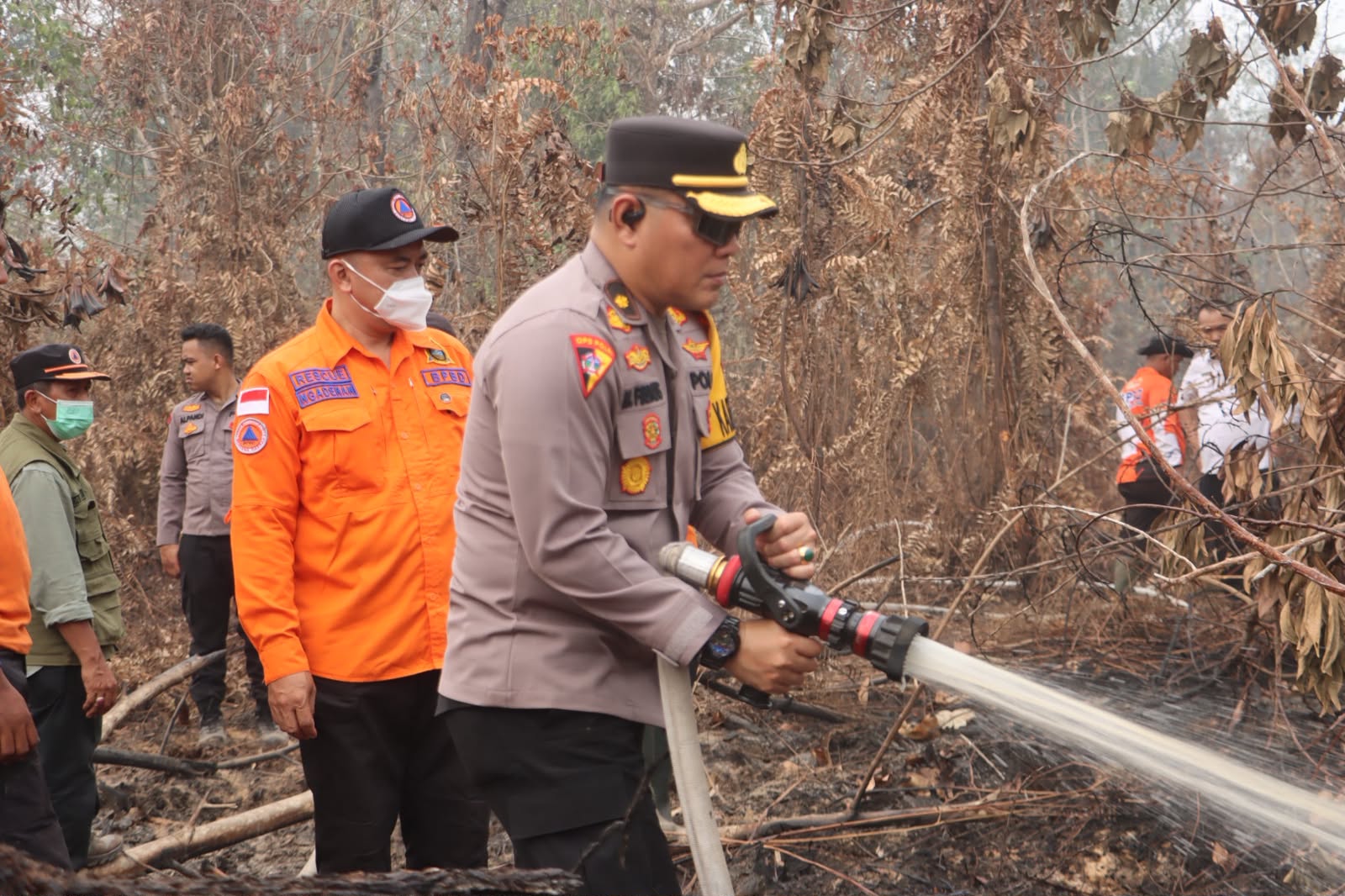 Polres Tanjab Timur Bersama Tim Gabungan Padamkan Karhutla di HLG Londerang dengan X-Fire 03