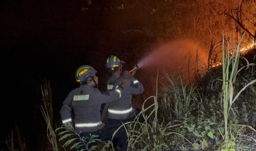 Gerak Cepat! Personel Dit Samapta Polda Gorontalo Padamkan Karhutla di Gunung Suka Damai