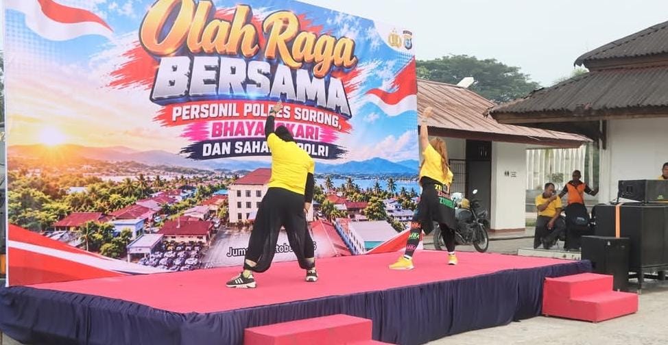 Jaga Kekompakan, Kapolres Sorong Pimpin Olahraga Bersama Bhayangkari dan Sahabat Polri di Alun-Alun Aimas