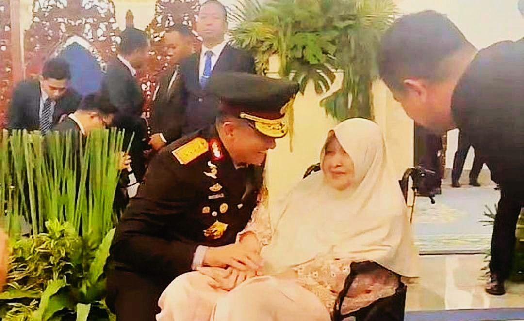 Momen Haru di Istana Negara: Kapolri Jenderal Polisi Suyudi Bersimpuh di Kaki Ibunda Usai Dilantik Presiden Prabowo