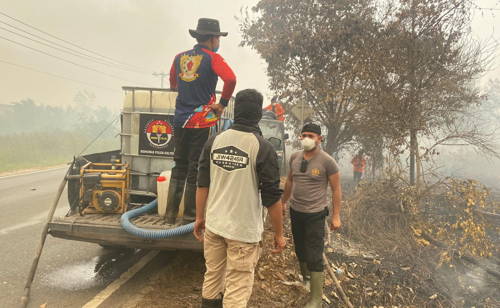 Asap Karhutla Selimuti Jalan Tanjung Taruna, Polda Kalteng Imbau Pengendara Waspada dan Berhati-Hati