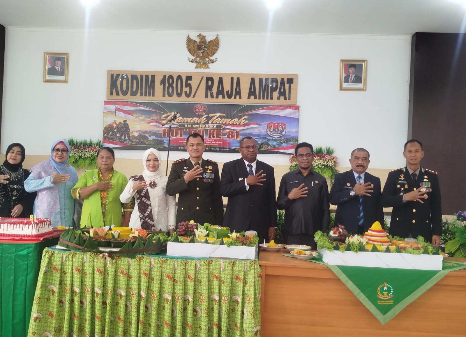 Sinergitas Tanpa Batas di HUT TNI ke-81: Polres Raja Ampat Beri Kejutan Nasi Tumpeng di Tiga Markas TNI