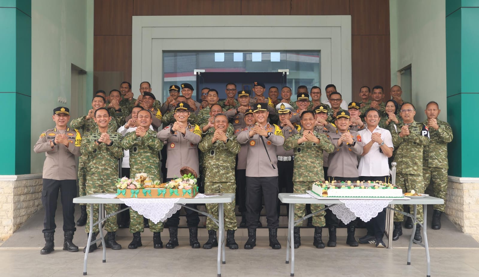 HUT TNI ke-81, Kapolda Kalteng Bersama Pejabat Utama Beri Kejutan Kue Ulang Tahun untuk Kodam XXII Tambun Bungai