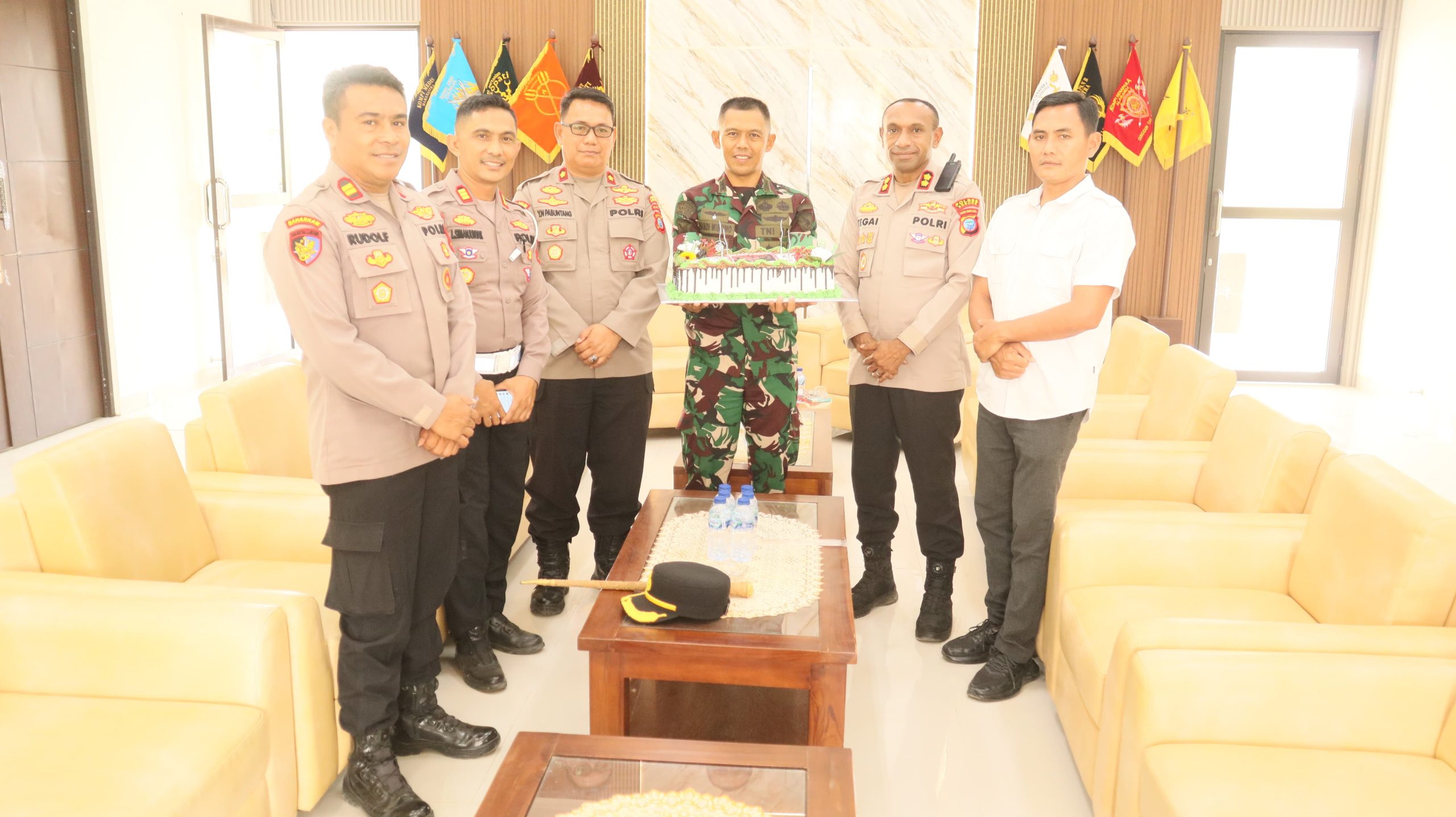 Perkokoh Sinergitas, Kapolres Sorong beserta Jajaran Polsek Beri Kejutan Kue Ulang Tahun ke Markas TNI pada HUT ke-81