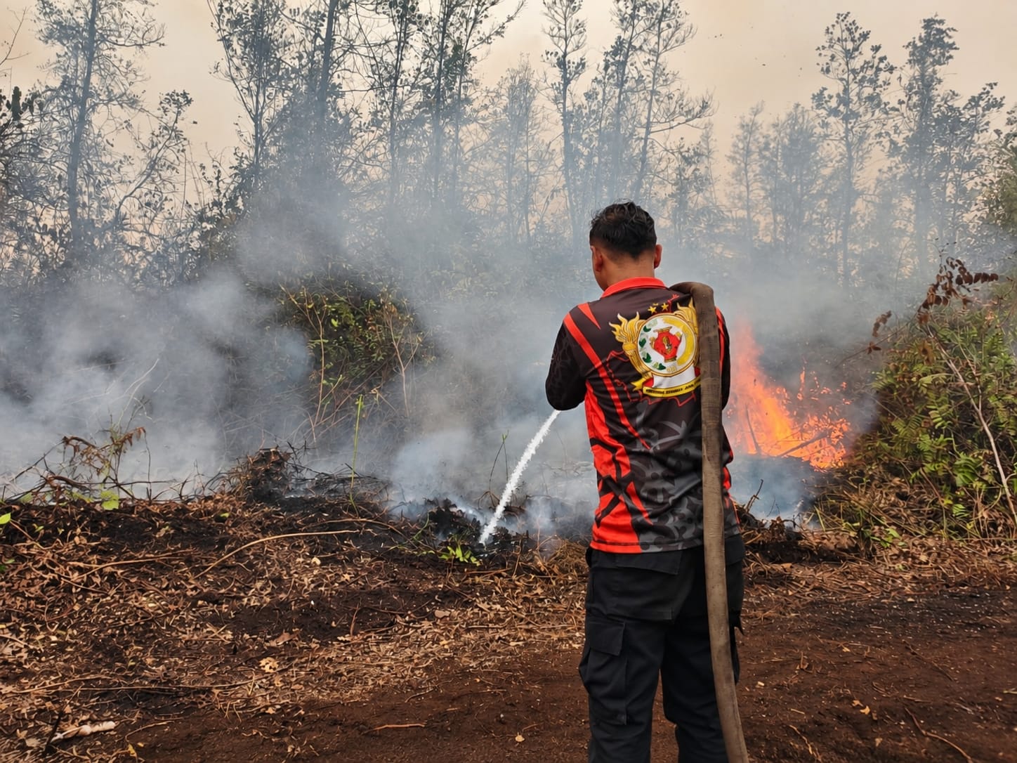 Dedikasi Tak Pernah Padam, Personel Ditsamapta Polda Kalteng Terus Berjibaku Padamkan Api