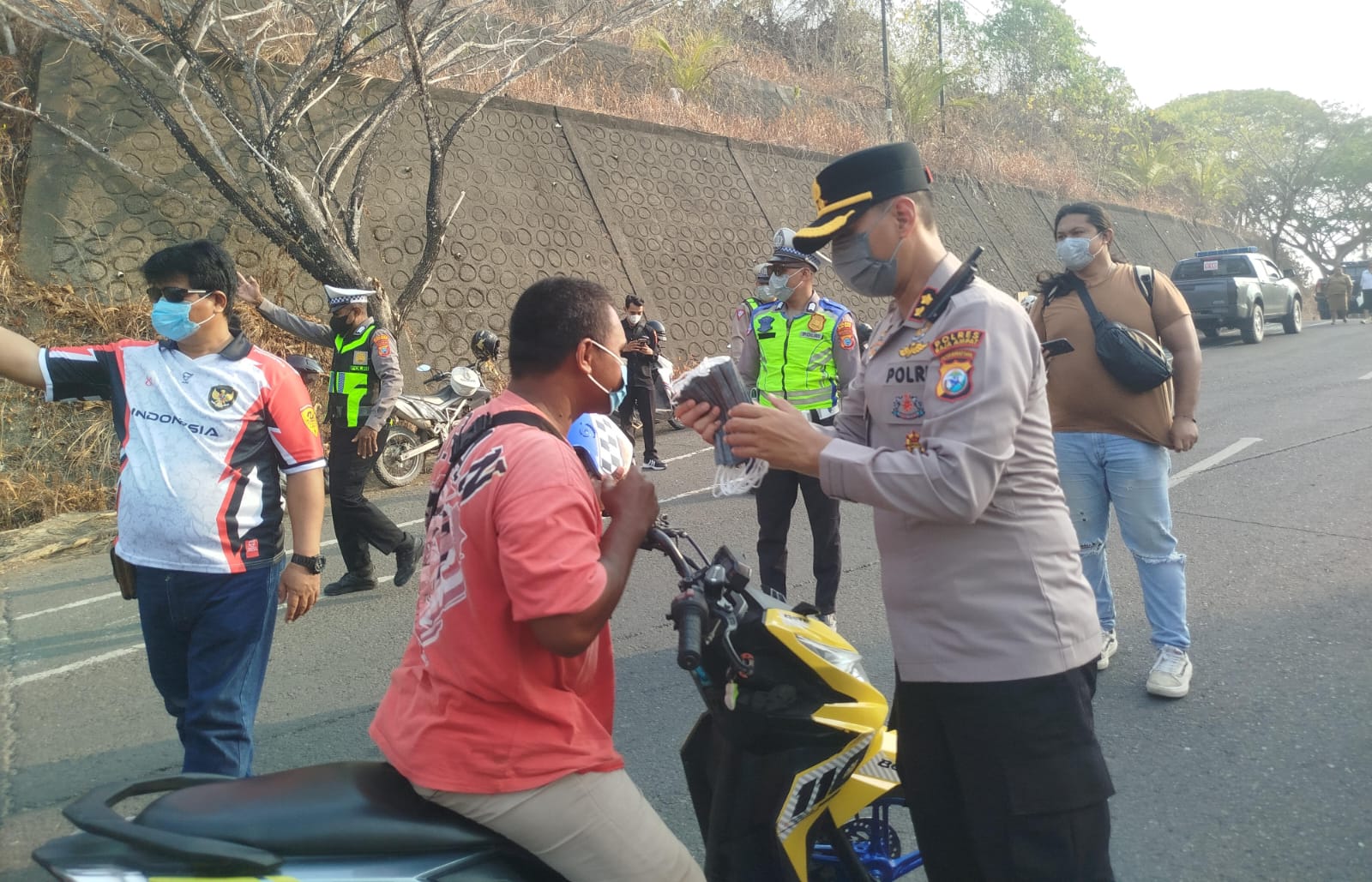 Aksi Humanis di Tengah Kabut Asap: Polres Raja Ampat Bersama BPBD Bagikan 7.000 Masker Gratis di Kota Waisai