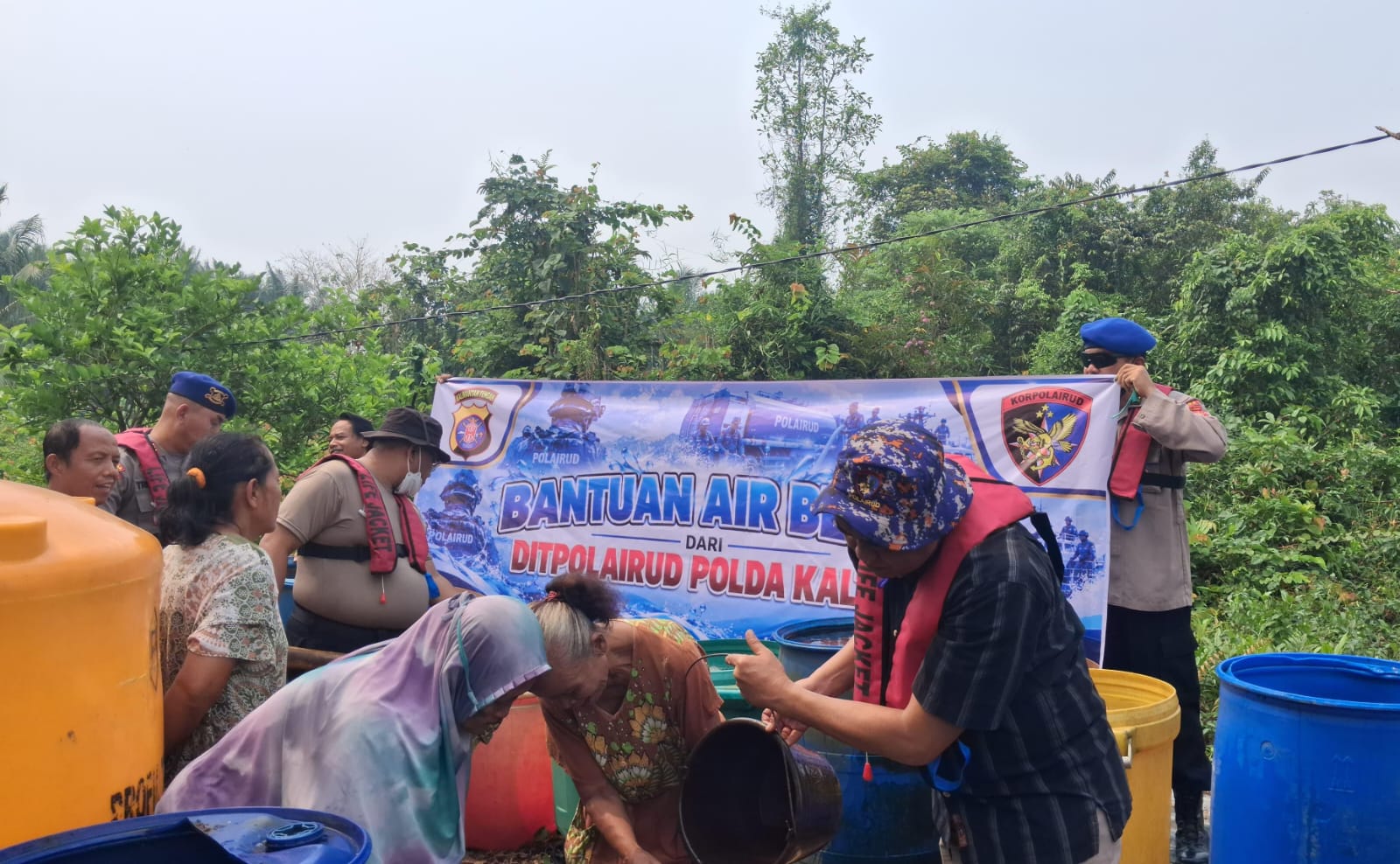 Bersama Personel, Wadirpolairud Polda Kalteng Terjun Langsung Bagikan Air Bersih kepada Masyarakat Terdampak Karhutla