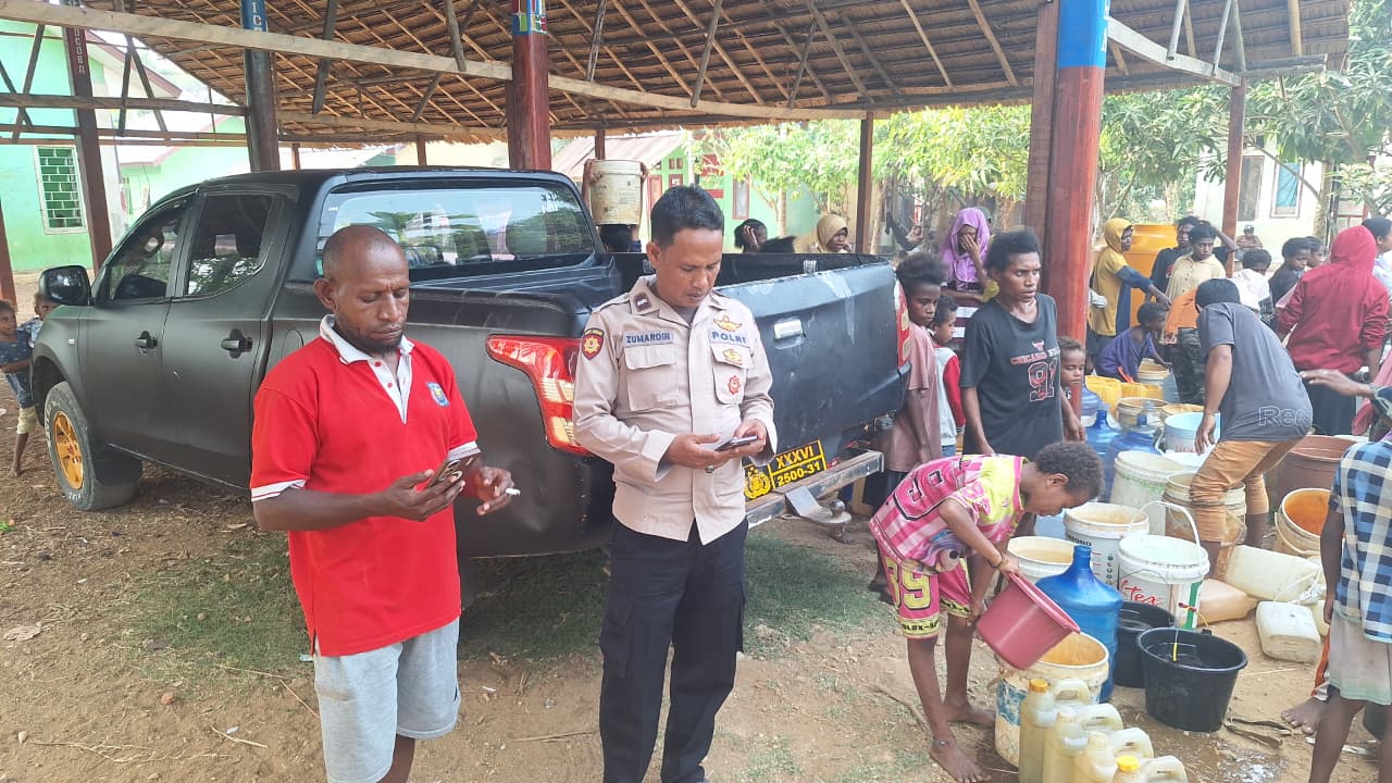 Wujud Nyata Kepedulian Polri, Kapolres Sorong Salurkan Bantuan Air Bersih di Distrik Mayamuk