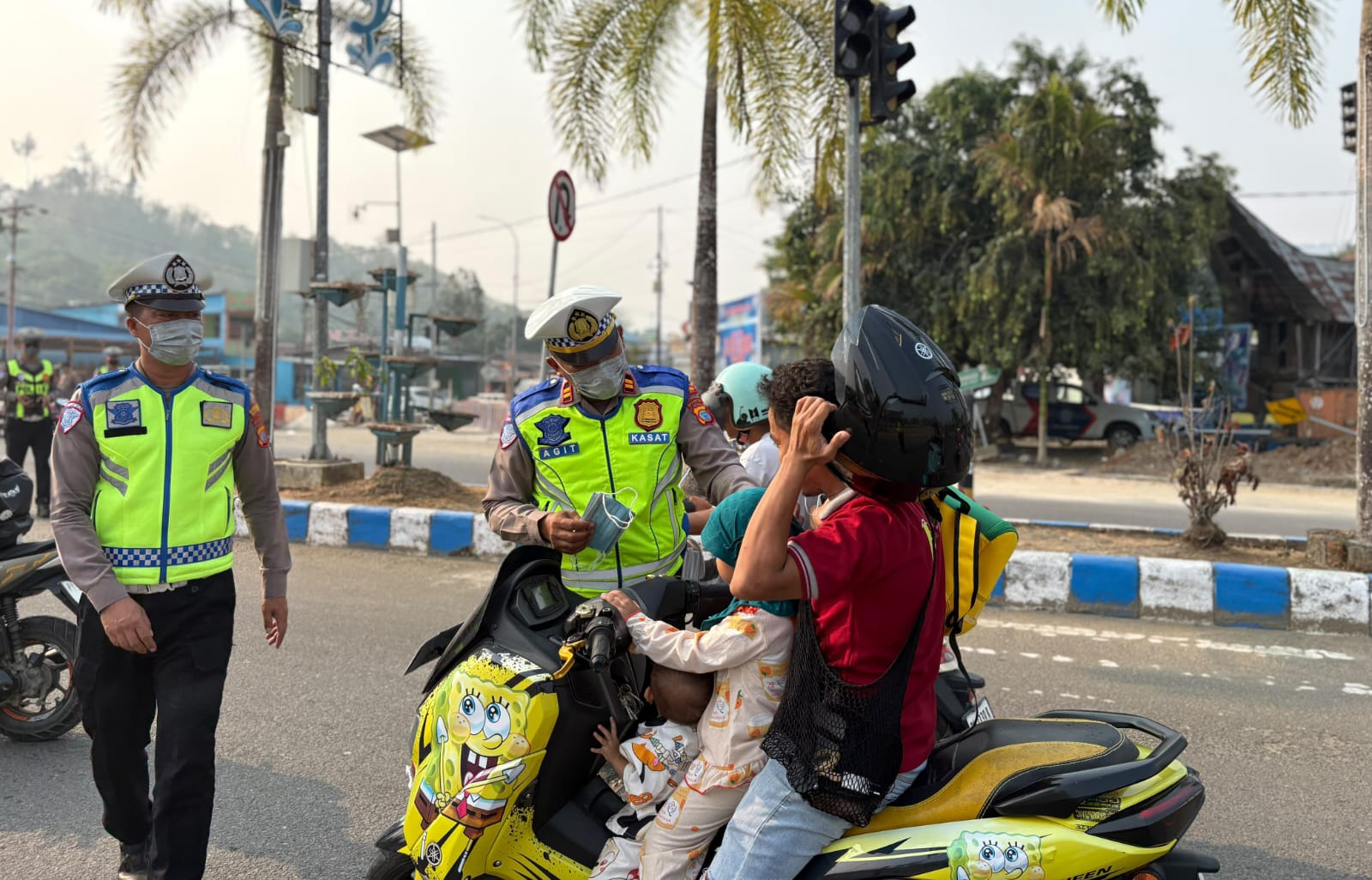 Respons Cepat Kabut Asap Karhutla, Satlantas Polres Raja Ampat Bagi-Bagi Masker Gratis ke Pengendara