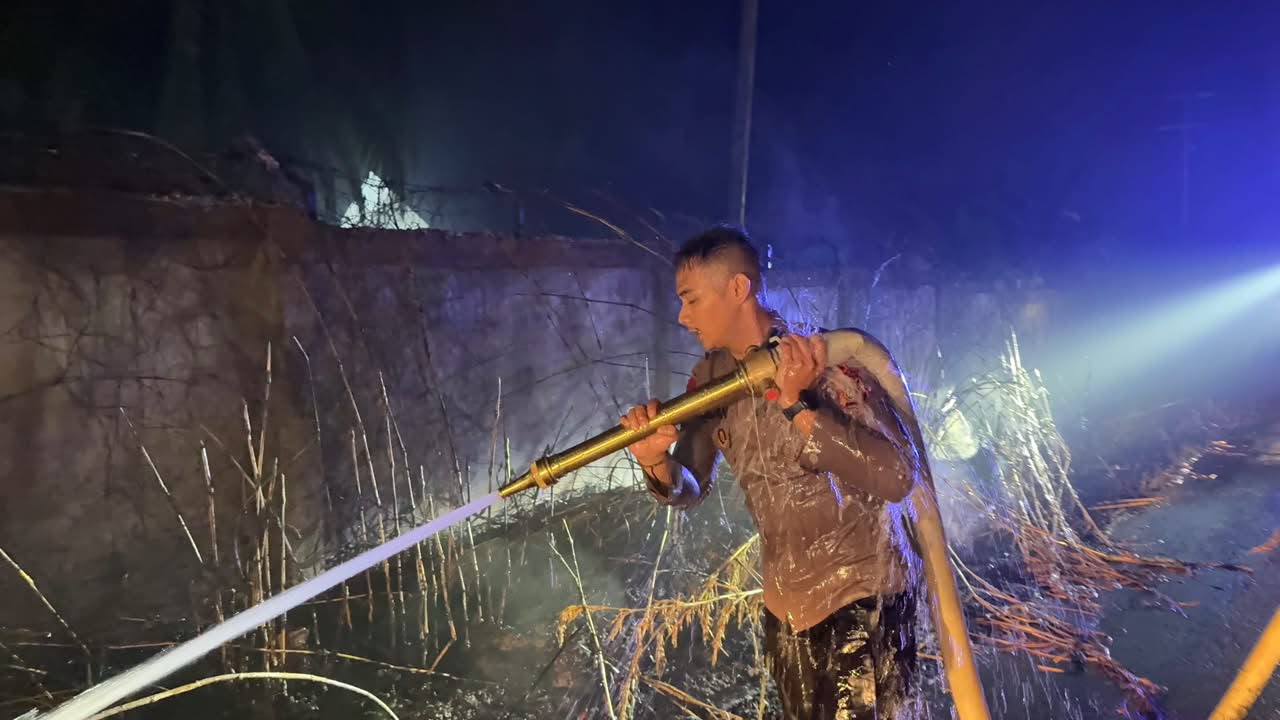 Personel Batalyon A Pelopor Satbrimob Polda Jambi Padamkan Karhutla di Sungai Bertam