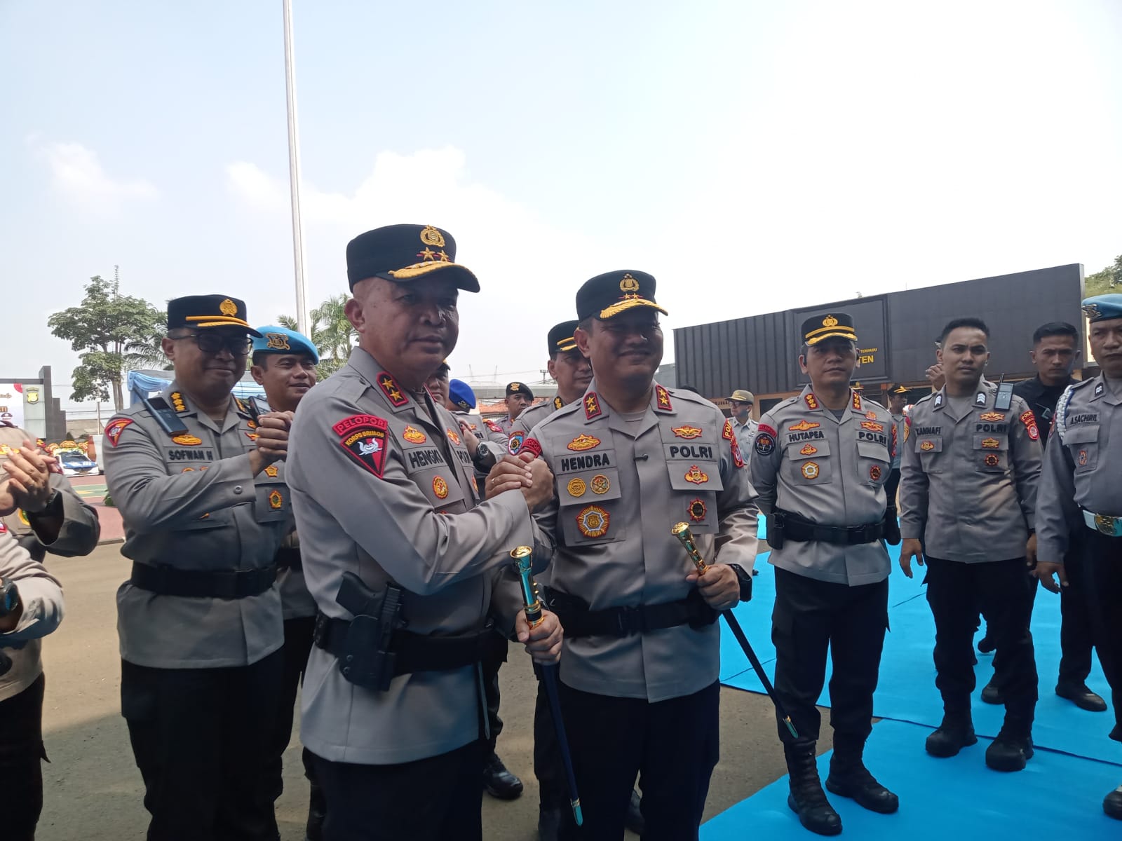 Sertijab Kapolda Banten Digelar Haru, Irjen Pol Hengki Titipkan Tongkat Estafet ke Irjen Pol Hendra Kurniawan