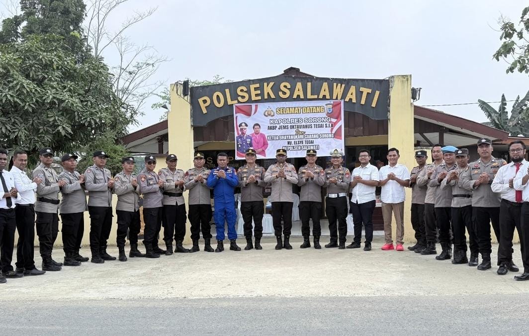 Kunjungi Polsek Salawati, Kapolres Sorong Tegaskan Jaga Marwah Institusi dan Layani Warga dengan Humanis