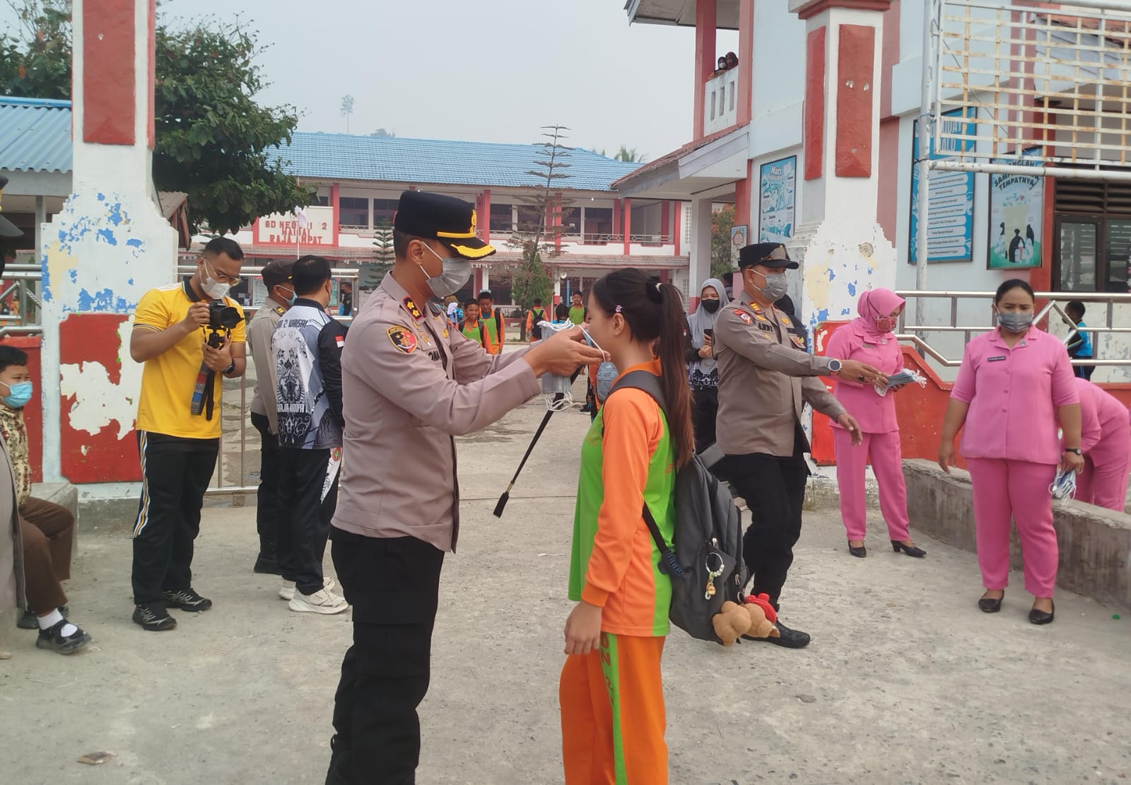 Respons Cepat Atasi Kabut Asap Karhutla, Kapolres Raja Ampat Turun Langsung Bagikan Masker Gratis di SDN 2 Waisai