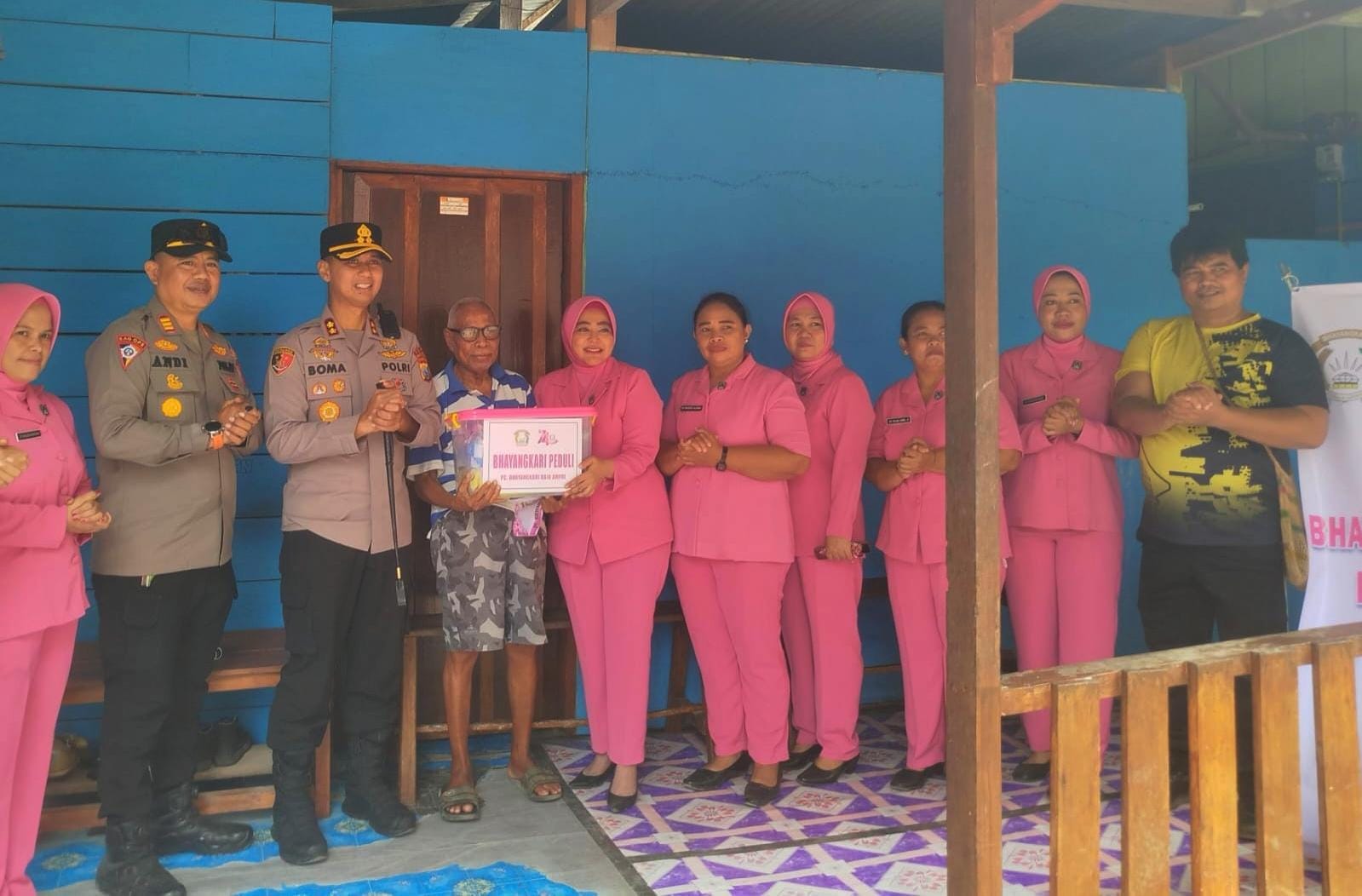 Rajut Silaturahmi, Kapolres Raja Ampat didampingi Ketua Bhayangkari Beri Tali Asih ke Purnawirawan dan Warakawuri