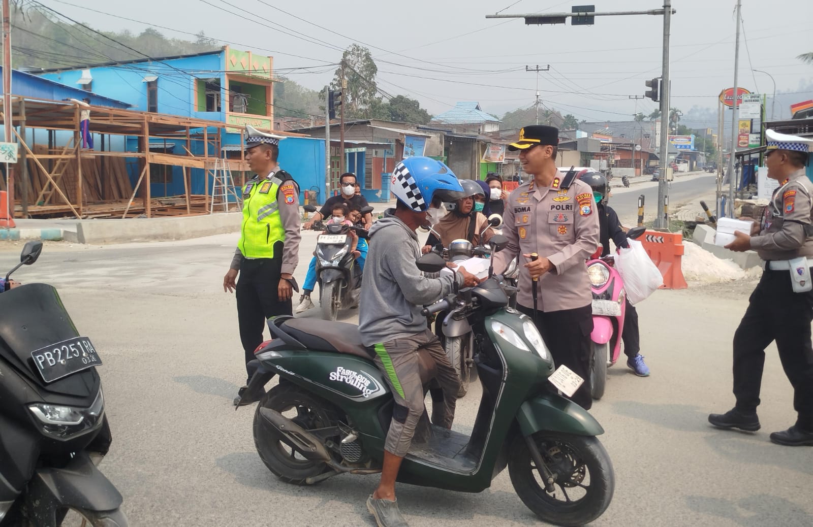 Mendekat Lewat Berbagi, Kapolres Raja Ampat bersama Ketua Bhayangkari Bagikan Ratusan Nasi Kotak di Jumat Berkah