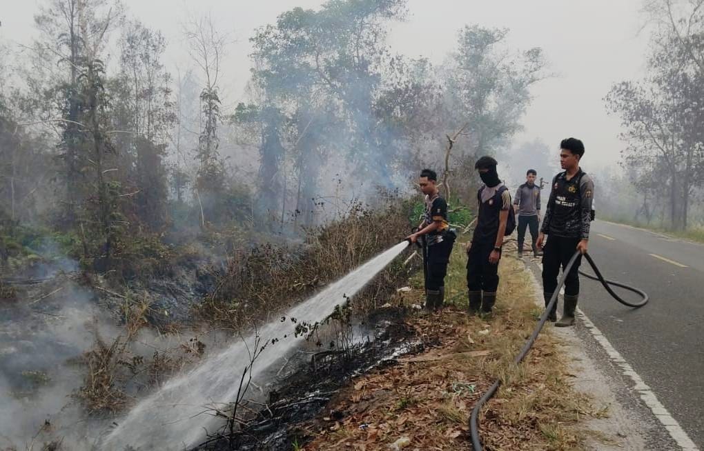 Di Tengah Kepungan Asap, Personel Polda Kalteng Terus Optimalkan Pemadaman Karhutla