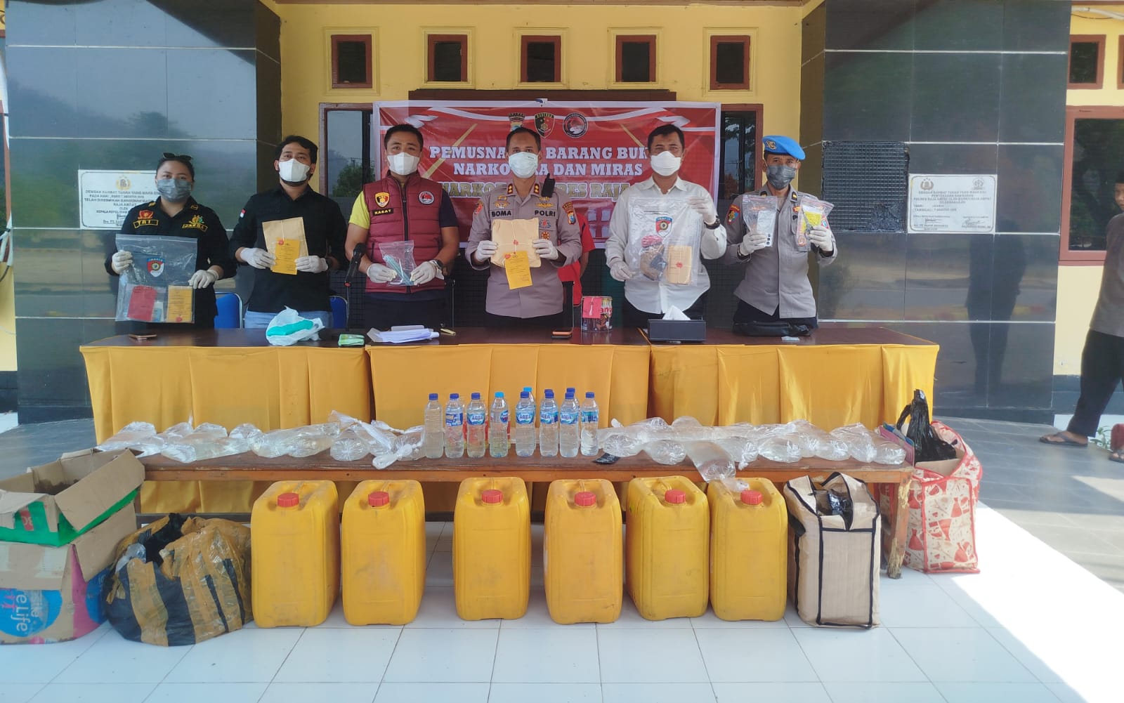 Polres Raja Ampat Musnahkan Ratusan Gram Ganja dan Miras, Selamatkan 500 Generasi Muda