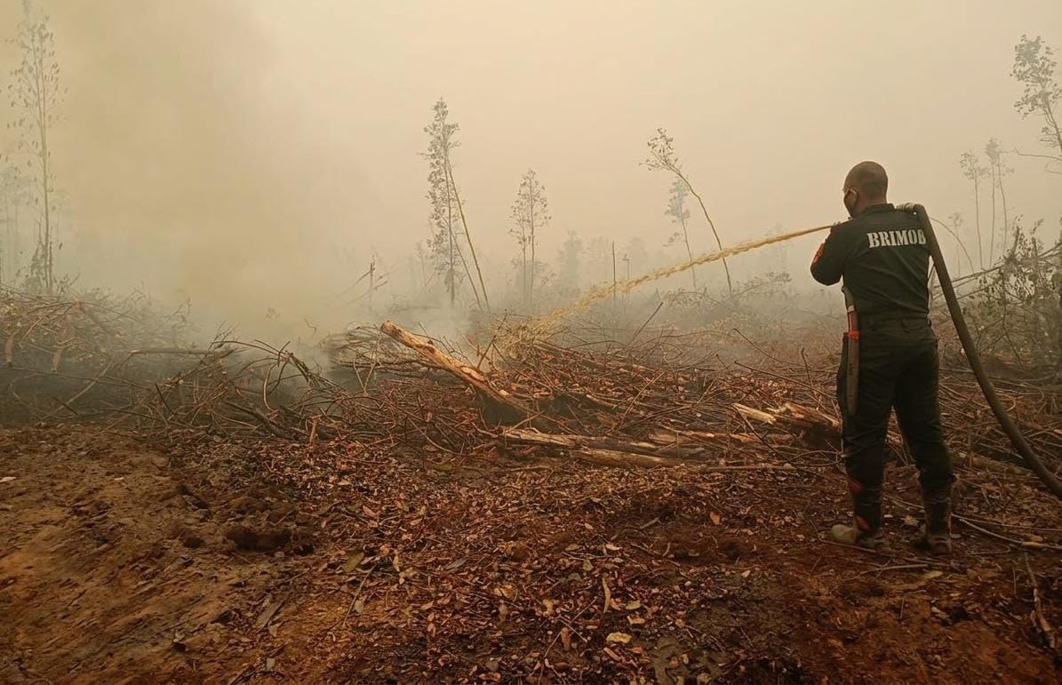 Satbrimob Polda Kalteng Lakukan Penyekatan Jalur Api di Km.39 Tjilik Riwut