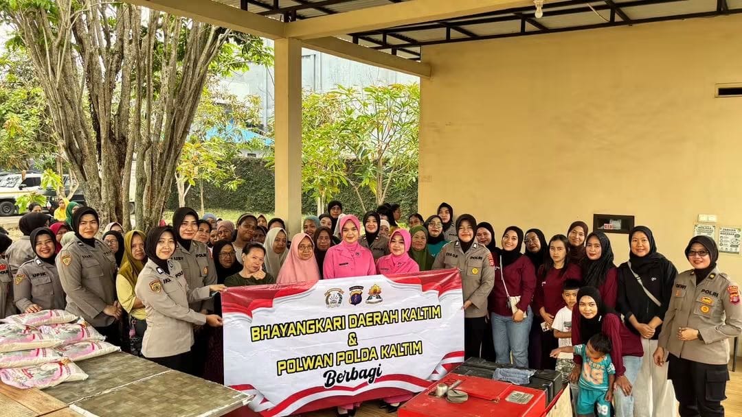 Pererat Silaturahmi, Polwan Polda Kaltim dan Bhayangkari Salurkan 600 Kg Beras untuk Warga Balikpapan