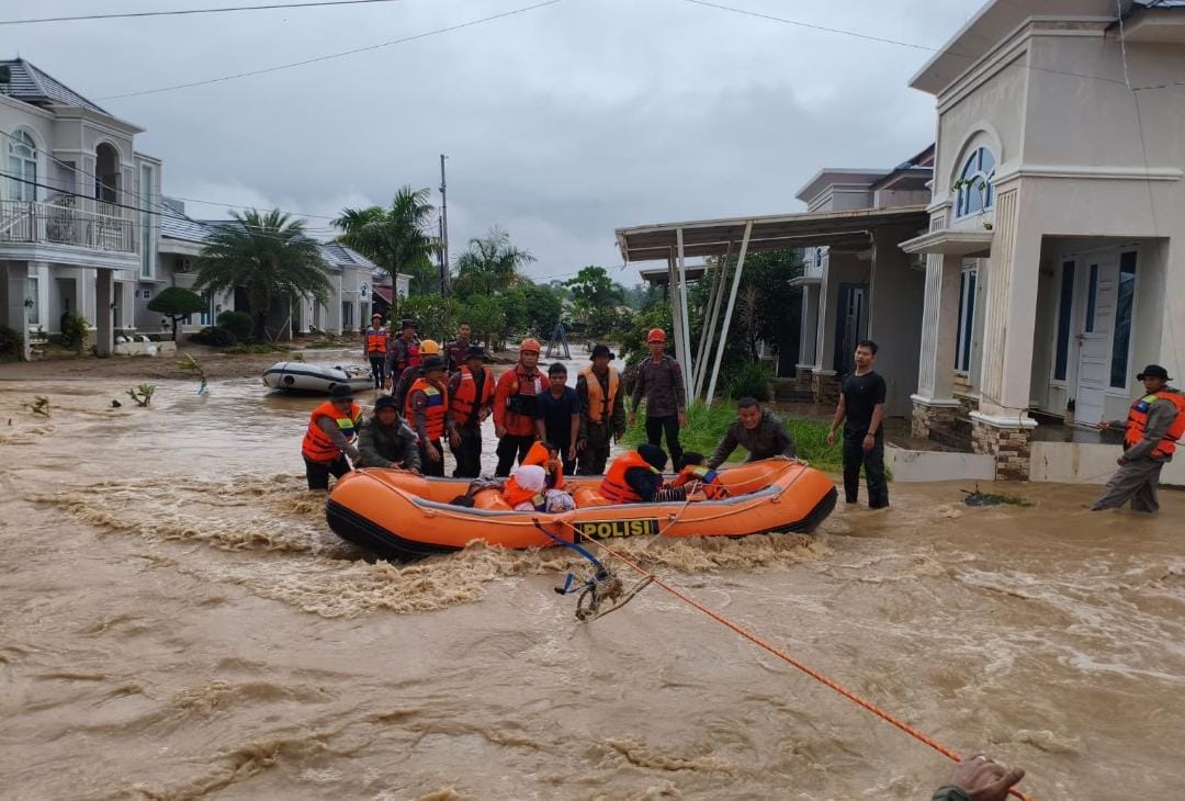 Polri Berhasil Evakuasi Ratusan Warga Terdampak Banjir di Padang, Ratusan Personel Brimob Dikerahkan