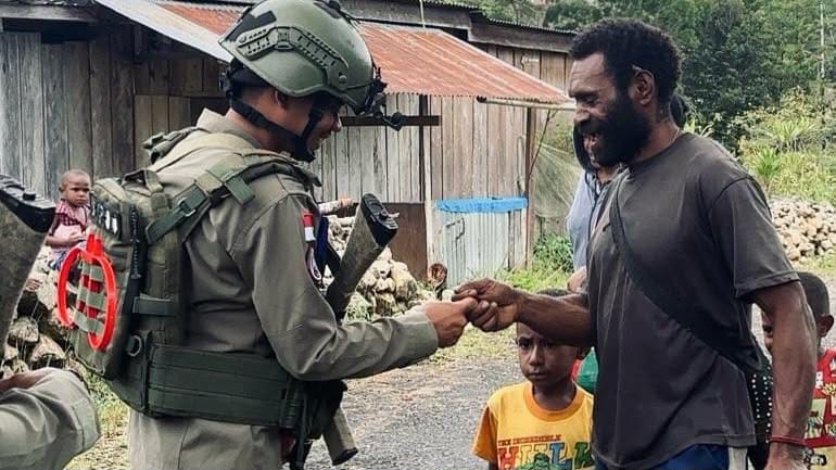 Dari Sapaan Hingga Belanja Dagangan Warga, Patroli Humanis Satgas Operasi Damai Cartenz Hangatkan Suasana Pasar Oksibil