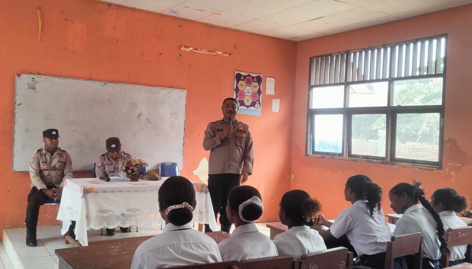 Satbinmas Polres Raja Ampat Sosialisasikan Penerimaan SMA Kemala Taruna Bhayangkara dan Kamtibmas di SMP YPK Alfa Omega