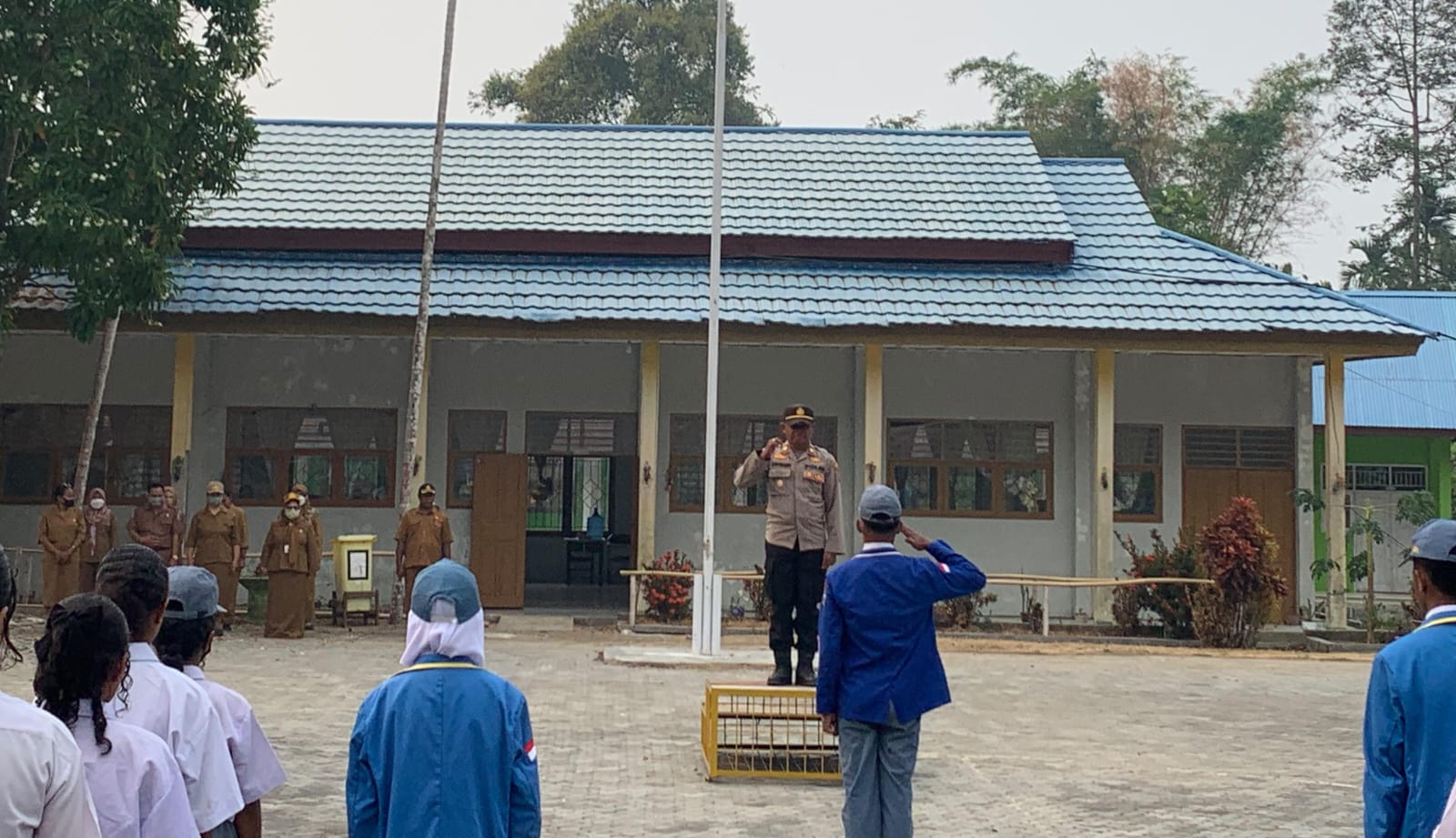 Tingkatkan Disiplin dan Cegah Kenakalan Remaja, Kasat Binmas Polres Raja Ampat Pimpin Upacara di SMKN 2