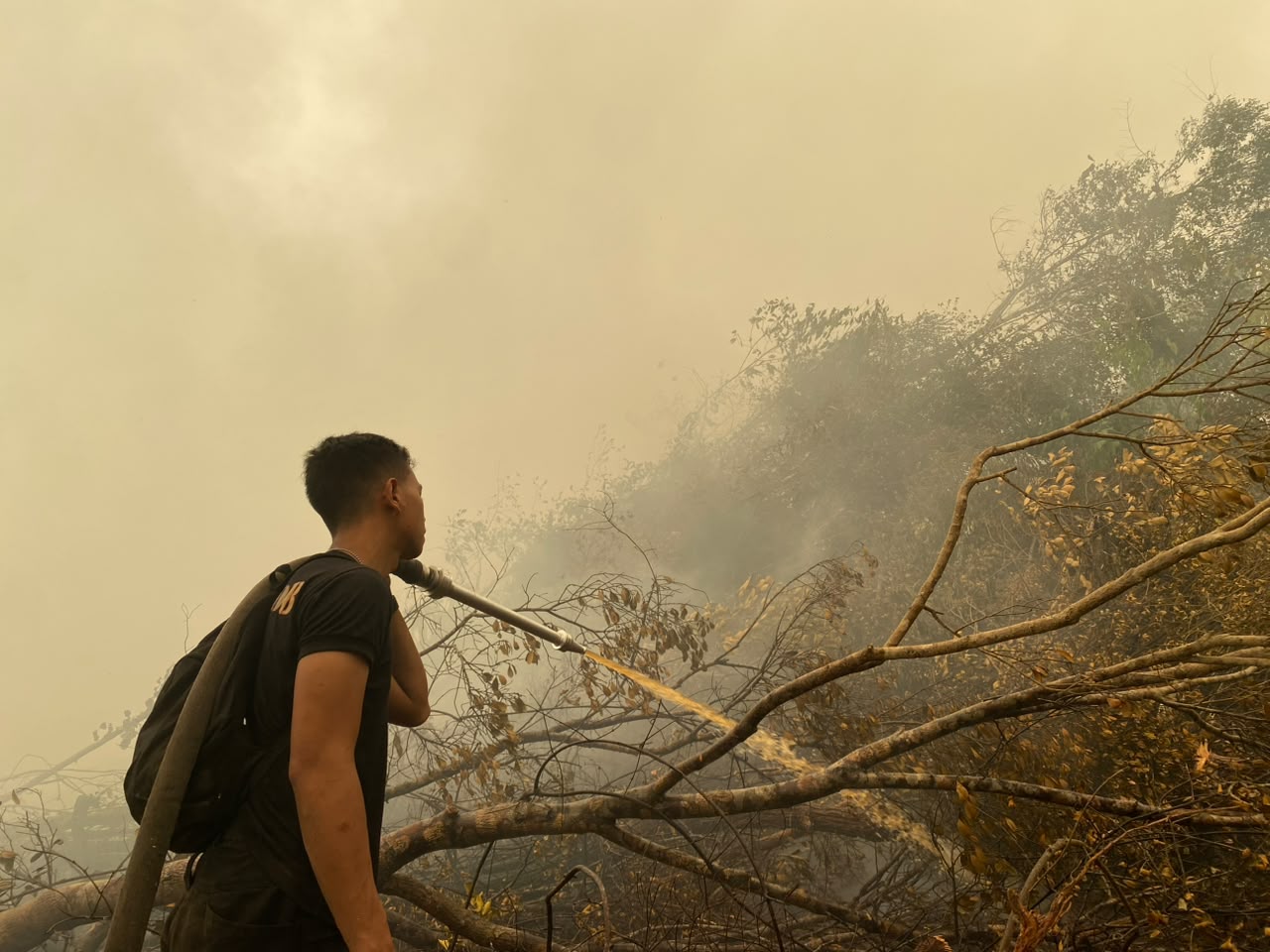 Satbrimob Polda Kalteng Padamkan Api Sekaligus Buka Akses Jalan di Km 36 Tjilik Riwut