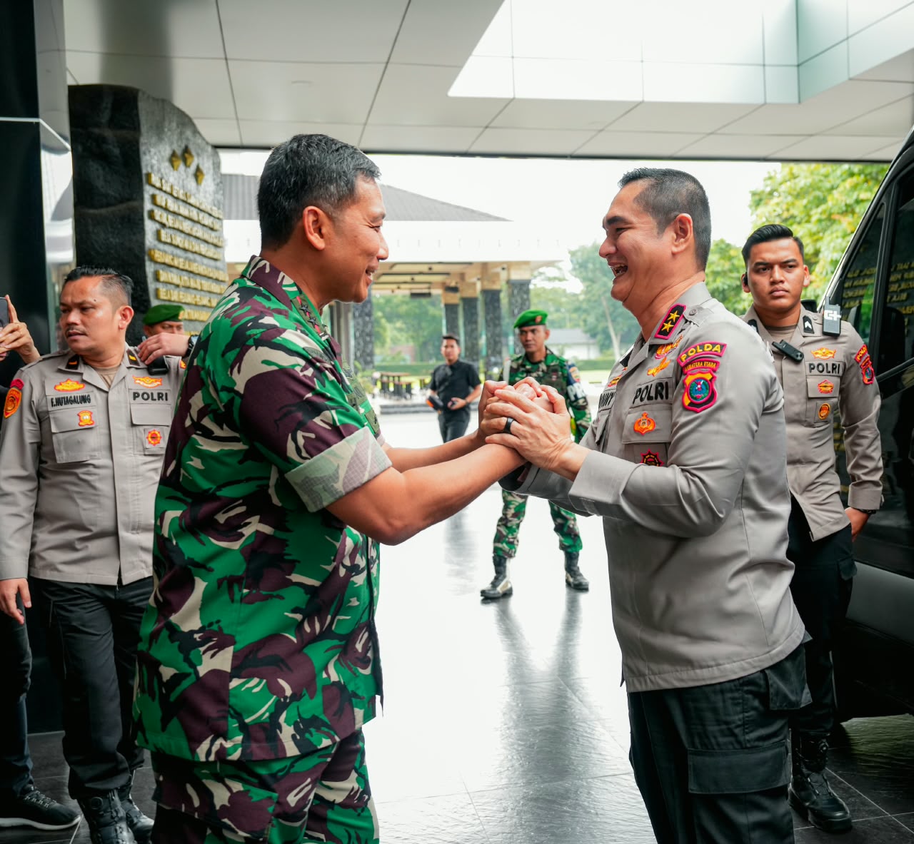 Perkuat Sinergi TNI-Polri, Kapolda Sumut Irjen Pol. Sonny Irawan Silaturahmi ke Kodam I/BB