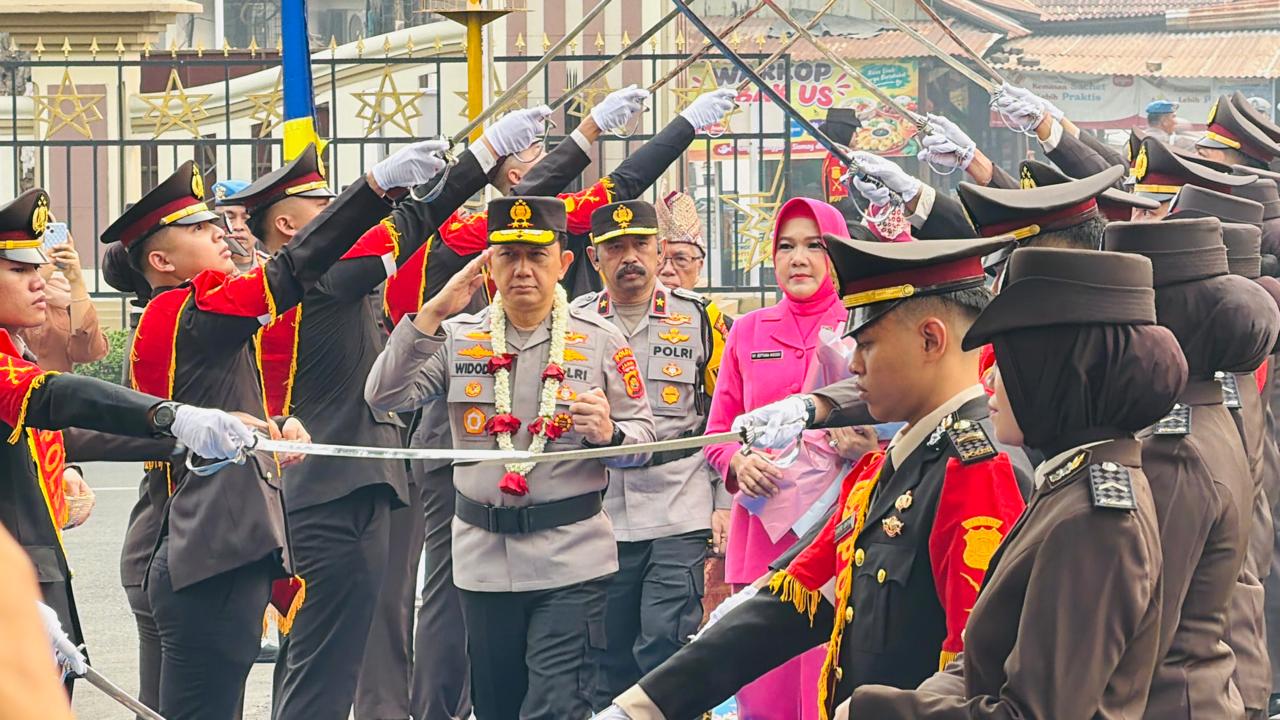 Tradisi Pedang Pora dan Adat Melayu Jambi Sambut Kapolda Jambi Irjen Pol. Widodo di Mapolda
