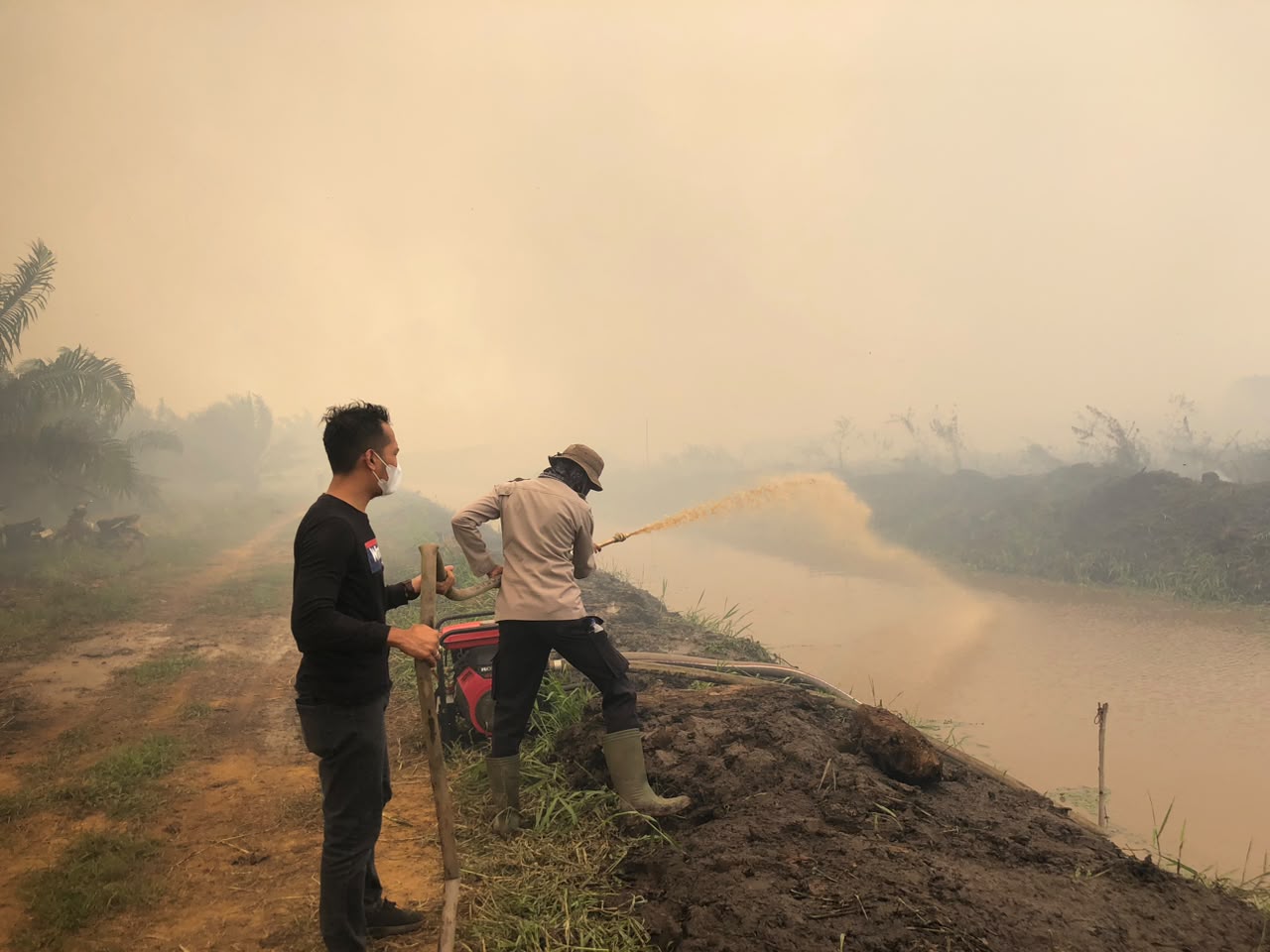 Tim Gabungan Terus Lakukan Pemadaman Karhutla di Kawasan TAHURA Sungai Aur Muaro Jambi