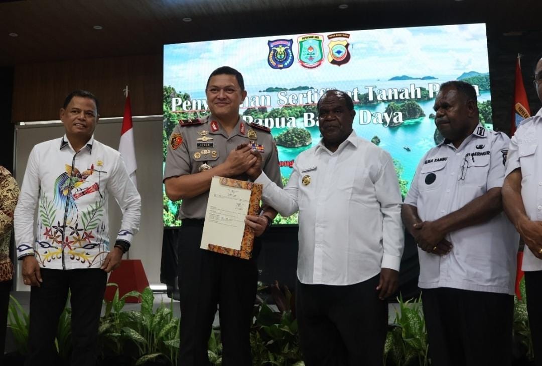 Langkah Besar Keamanan Papua Barat Daya: Pj Gubernur Elisa Kambu Serahkan Sertifikat 10 Hektare Lahan Mako Polda