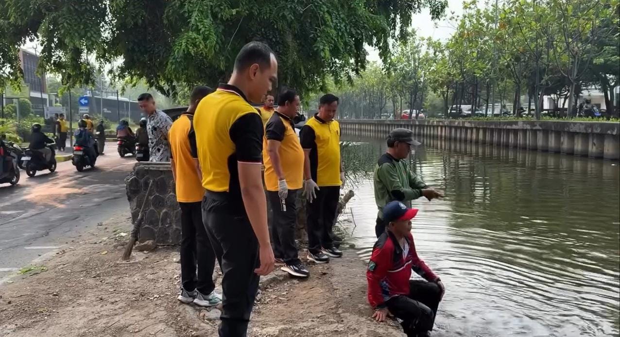 Wujudkan Green Policing Kapolres Metro Bekasi Kota Kombes Pol. Putu Kholis Pimpin Bersih-Bersih Kali Baru Bekasi