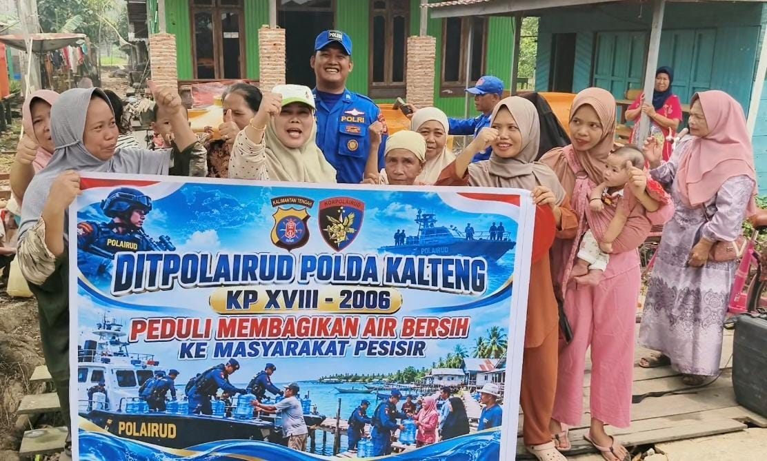 Polri Hadir, Ditpolairud Polda Kalteng Salurkan Bantuan Air Bersih Untuk Masyarakat