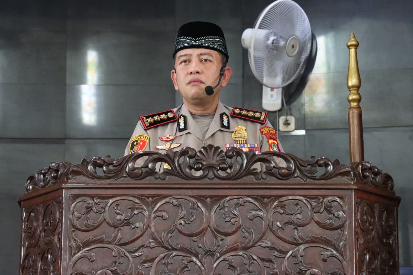 Dari Mimbar Jumat, Kapolres Jakbar Kombes Pol Nasriadi Ajak Masyarakat Jaga Kerukunan dan Keamanan Lingkungan