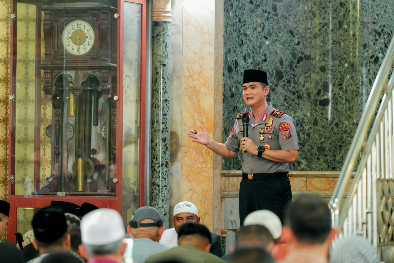 Sholat Jumat di Masjid Raya Al-Mashun, Kapolda Sumut Irjen Pol. Sonny Irawan Ajak Masyarakat Perangi Narkoba dan Jaga Kamtibmas
