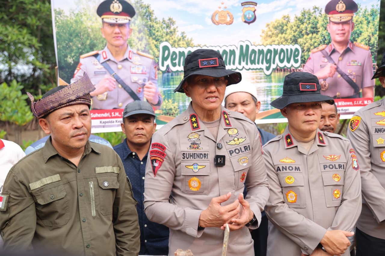 WUJUDKAN GREEN POLICING UNTUK LINGKUNGAN LESTARI,‎POLDA KEPRI TANAM 1.000 POHON MANGROVE