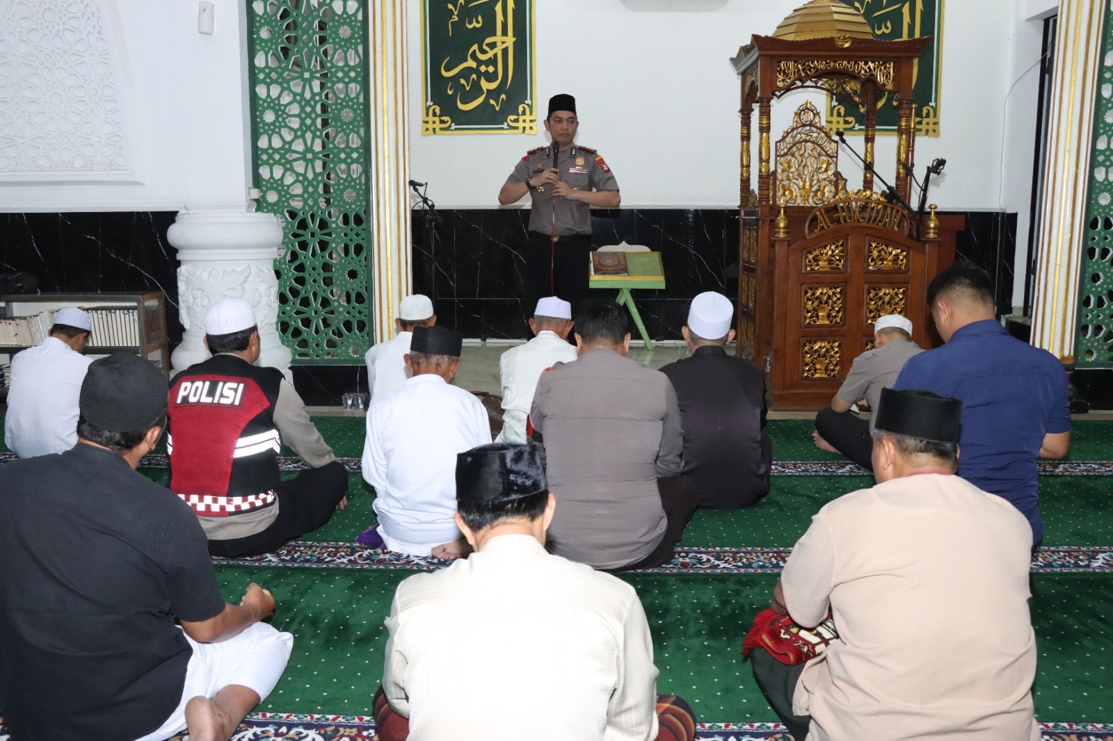 Subuh Berjamaah, Eratkan Persaudaraan: Wakapolres Jakbar Ajak Warga Jaga Lingkungan Tetap Aman