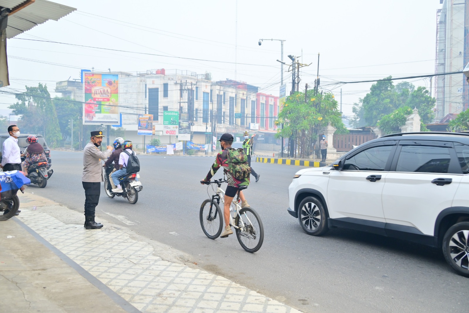 Kapolda Jambi dan Wakapolda Turun Langsung Atur Lalu Lintas, Wujud Nyata Polisi Bersama Masyarakat
