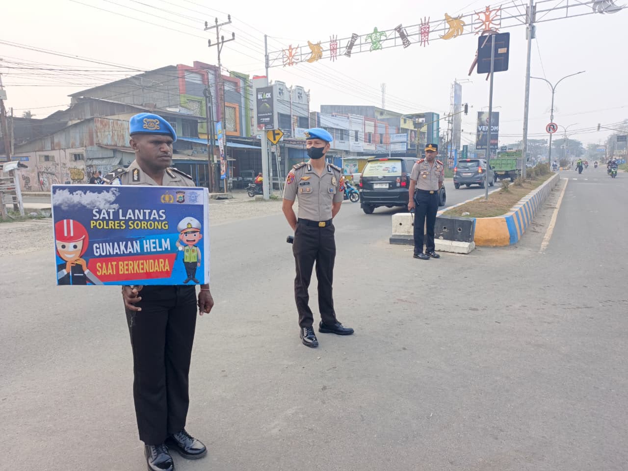 Dukung Program 100 Hari Kapolri, Kapolres Sorong Pimpin Langsung Pengaturan Lalu Lintas Pagi