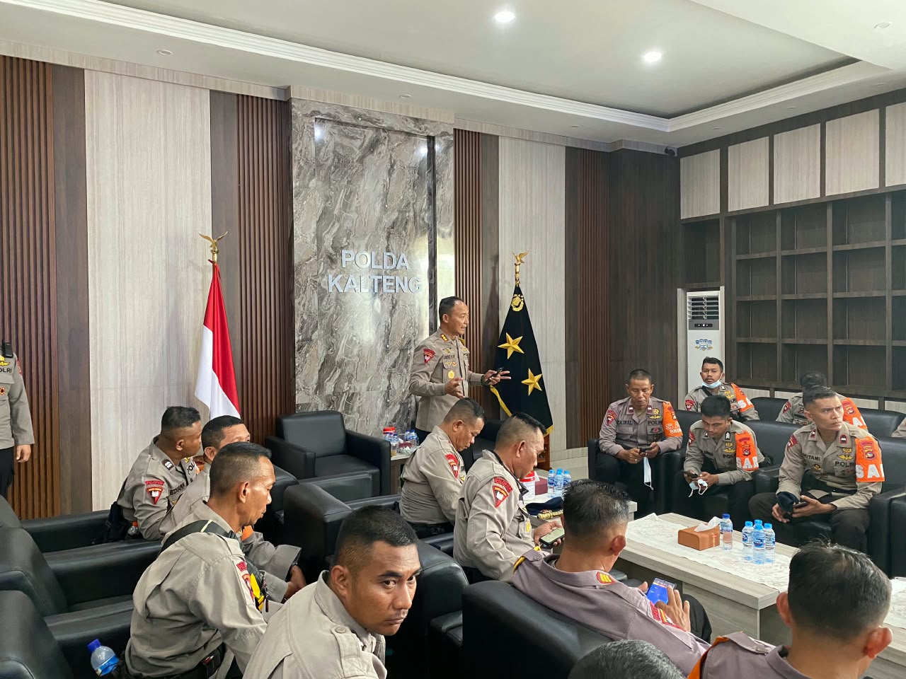 Matangkan Strategi Penanganan Karhutla, Dansatbrimob Polda Kalteng Berikan ADO kepada Personel BKO dari Brimob NTB