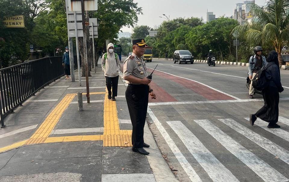 Awali Hari dengan Pengabdian, Personel Polsek Tanjung Priok Siaga Urai Kemacetan Pagi