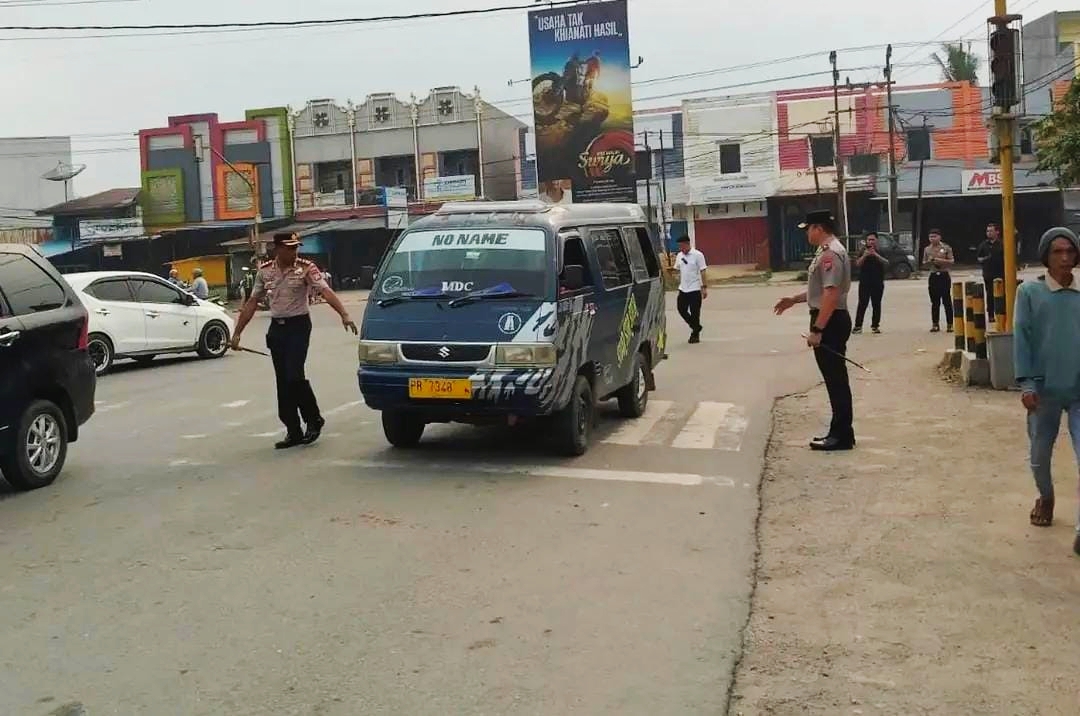 Aksi Simpatik Pimpin Gatur Pagi, Kapolda dan Wakapolda Papua Barat Daya Turun Langsung Layani Masyarakat di Jalanan Sorong